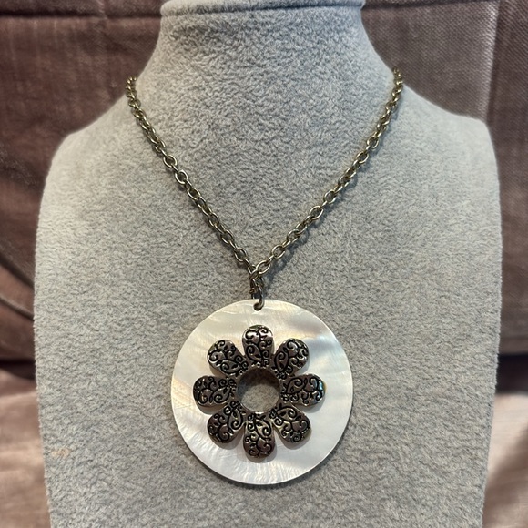 White and Silver Scroll Mother of Pearl Flower Necklace 18-20” - Picture 1 of 7